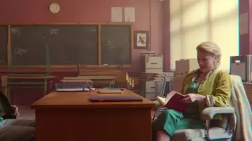 La combinaison verte de Jean Milburn (Gillian Anderson) dans Sex Education (Saison 2 Episode 3)