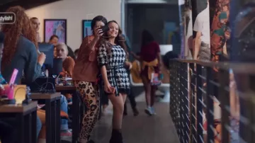 Pul motif pieds de poule porté par Ana (Larissa Manoela) dans Modo Avião