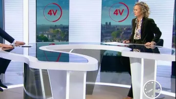 Le pantalon de costume ample assorti à la veste de Caroline Roux dans Télématin le 20.01.2020