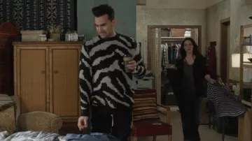BoohooMAN Zebra oversized sweater of David Rose (Daniel Levy) in Schitt's Creek (S06E03)