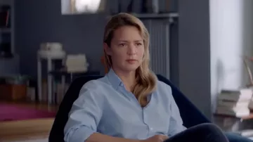 Camisa azul de Sibila (Virginie Efira) en Sibila