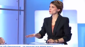 La veste habillée ceinturée de Mélanie Taravant dans C à dire le 20.01.2020