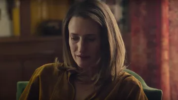 La robe chemise longue jaune moutarde en velours côtelé portée par Camille Cottin dans Deux moi