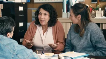 Pull gris côtelé de Audrey Scapio (Audrey Lamy) dans Les Invisibles