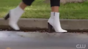 Les bottines blanches à talon de Olivia Baker (Samantha Logan) dans All American