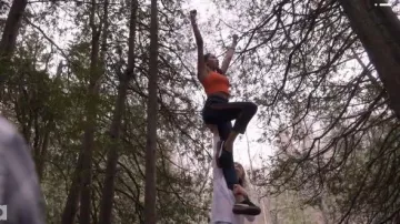 En Daim noir Baskets Classiques portés par Addy Hanlon (Herizen Guardiola) à Oser Me Saison 1 Episode 3