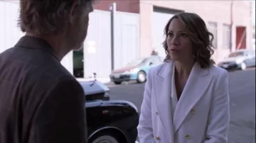 Abrigo blanco de doble pecho usado por Faye Donahue (Elizabeth Rodríguez) en Shameless Temporada 10 Episodio 11