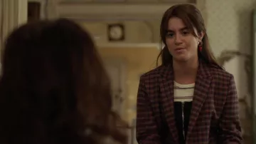 Rouge Plaid Blazer porté par Alison Jaye dans Shameless Saison 10 Épisode 11
