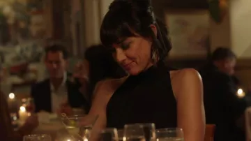 Noir Robe Plissée portée par Claudia (Constance Zimmer) dans Shameless Saison 10 Épisode 11