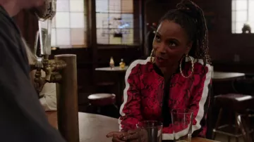 Chaqueta Red Snake Bomber usada por Veronica Fisher (Shanola Hampton) en Shameless Temporada 10 Episodio 11