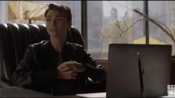 Chaqueta de cuero negro usada por Kate Kane (Ruby Rose) en Batwoman Temporada 1 Episodio 10