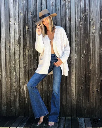 Cozy Chicâ Cardi­gan of Kristen Taekman on the Instagram account @kristentaekman