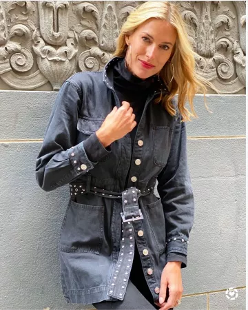 Actual/Elliott Debbie Studded Vestido de camisa de Kristen Taekman en la cuenta de Instagram @kristentaekman