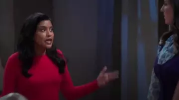 Pull over rouge porté par Vicky (Tiya Sircar) à La Bonne Place Saison 4 Épisode 11
