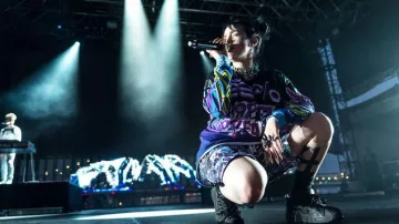 Bad Bun­ny Ring worn by Billie Eilish in Billie Eilish - Funny Moments