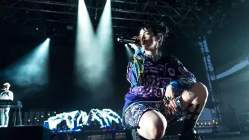 A VERZI LONG SLEEVE( worn by Billie Eilish in Billie Eilish - Funny Moments