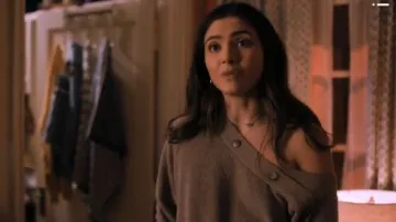 Suéter Camerin Beige usado por Dani Núñez (Arienne Mandi) en The L Word: Generation Q Temporada 1 Episodio 7