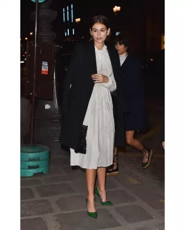 Abrigo de Saint Laurent Chesterfield usado por Kaia Jordan Gerber Prada Party en París 19 de enero de 2020