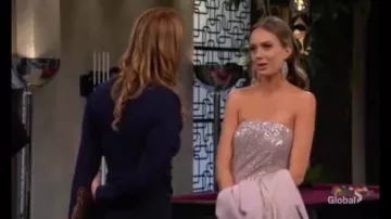 Halo noir Domino Robe à Paillettes porté par Abby Newman (Melissa Ordway) comme on le voit sur les Jeunes et Les Agités 20 janvier 2020