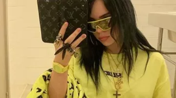 Product Bil­lie Eil­ish Rac­ing Lo­go T-Shirt worn by Billie Eilish in Billie Eilish - Funny Moments