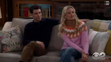 Suéter rosa de cuello de tortuga usado por Gemma (Beth Behrs) en The Neighborhood Temporada 2 Episodio 13