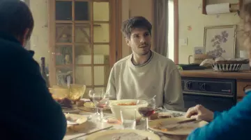 Le pull sweatshirt blanc Champion de Rémy Pelletier (François Civil) dans Deux moi