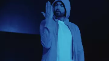 Hoodie gris de Eminem dans Eminem - Darkness (Official Video)