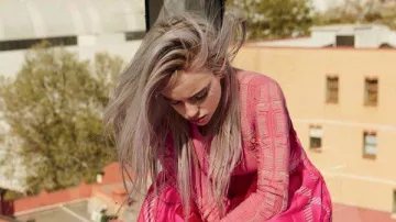 Cropped sweater worn by Billie Eilish in Billie Eilish - Funny Moments