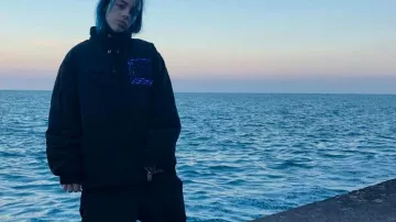 Bad Bun­ny Ring worn by Billie Eilish in Billie Eilish - Funny Moments