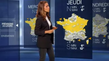 Le jean slim 5 poches bandes python côtés Noir de Cali Morales dans Météo de M6 le 20.01.2020