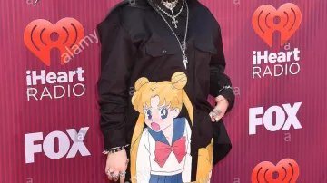 Wristband gothic worn by Billie Eilish in Billie Eilish - Funny Moments