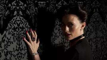 Black Wallpaper of Irene Adler (Lara Pulver) in Sherlock (S02E01)