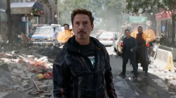 The sweatshirt hoodie, Tony Stark / Iron Man (Robert Downey Jr.) in the Avengers : Infinity War