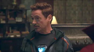 Le pull noir de Tony Stark / Iron Man (Robert Downey Jr.) dans Avengers : Infinity War