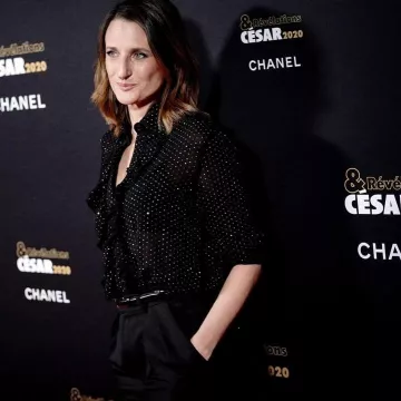 La chemise noire à pois et volants  portée par Camille Cottin lors de la soirée Révélations Césars 2020 le 13 janvier 2020