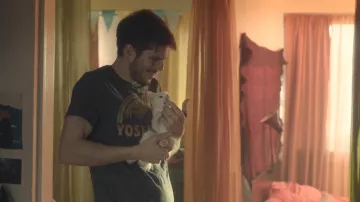 Le tshirt gris à imprimés de Rémy Pelletier (François Civil) dans Deux moi