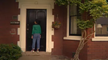 Arc-en-ciel des baskets portées par Ola Nyman (Patricia Allison) dans l'Éducation Sexuelle (S02E05)