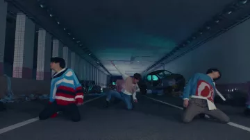 Sweater blue, red, white, and black stripes of Han in Stray Kids "바람 (Levanter)" M/V