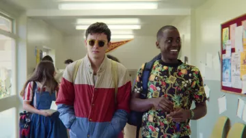 The t-shirt printed flowers worn by Eric Effoing (Ncuti Gatwa) in the series Sex Education (S02E07)