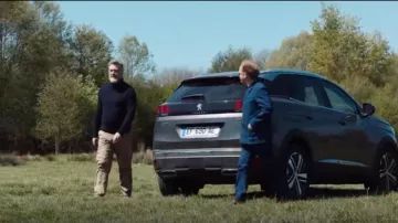 Sudadera azul marino de Bradley (Vincent Regan) en Normandie Nue