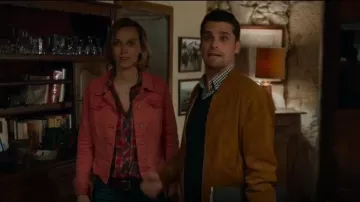 Bomber en daim fauve de Vincent Jousselin (Arthur Dupont) dans Normandie Nue