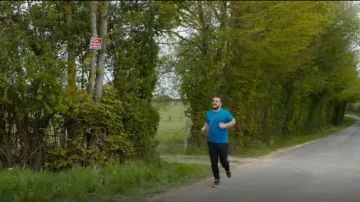 Camiseta deportiva azul de Thierry Levasseur (François-Xavier Demaison) en Normandie Nue