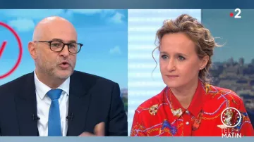 La chemise rouge imprimée de Caroline Roux dans Télématin du 22 01 2020