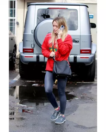 Louis Vuitton Babylone Mahina Bag usado por Hilary Duff Nail Salon enero 21, 2020
