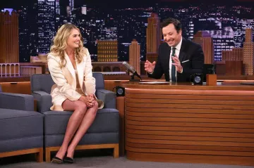 Filosofía Di Lorenzo Serafini Encaje Panelado Satin Mini Vestido usado por Kate Upton The Tonight Show con Jimmy Fallon 20 de enero de 2020