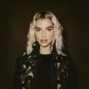 Burberry TB Lo­go Gilet of Dua Lipa on the Instagram account @dualipa January 18, 2020