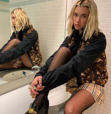 Versace Medusa de la Chaîne de Black Pompes de Dua Lipa sur l'Instagram account @dualipa 18 janvier 2020