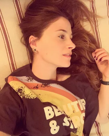 The t-shirt beautiful & strong Mélanie Bernier on the account Instagram of @melanie_bernierofficiel