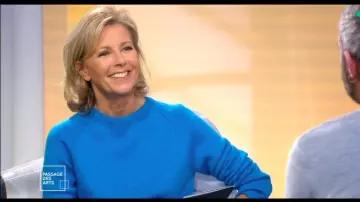 Le pull bleu manches raglan 100% cachemire de Claire Chazal dans Passage des Arts le 21.01.2020
