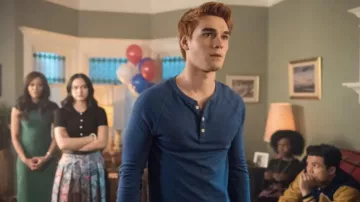Camisa henley azul usada por Archie Andrews (KJ Apa) en Riverdale (S02E22)